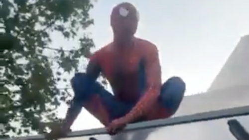 Spiderman passe par la lucarne d’Évry et retourne Twitter (vidéo)